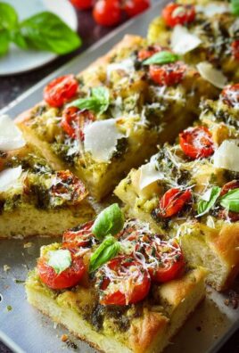 Die beste Focaccia mit Pesto und Tomaten