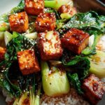 Gebratener Pak Choi mit knusprigem Tofu und Reis
