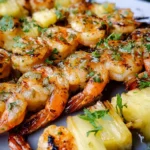 Gegrillte Garnelenspieße mit Ananas in Öl und Knoblauchsoße