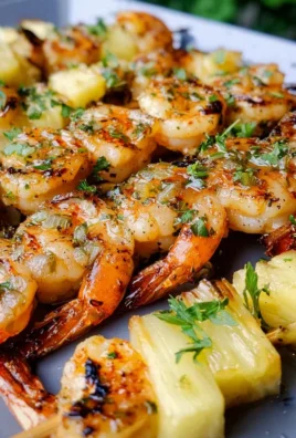 Gegrillte Garnelenspieße mit Ananas in Öl und Knoblauchsoße