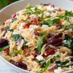 Hausgemachter Orzo Salat mit Feta & Getrockneten Tomaten
