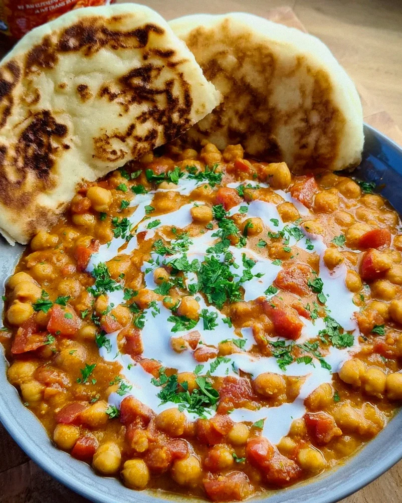 Kichererbsen-Curry mit Naan Brot