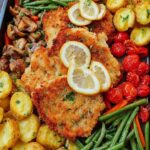 Panierte Parmesan Hähnchenschnitzel aus dem Ofen mit Gemüse und Kartoffelecken