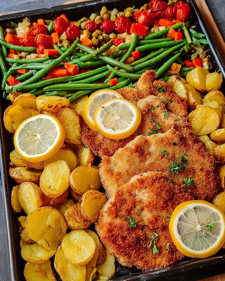 Panierte Parmesan Hähnchenschnitzel aus dem Ofen mit Gemüse und Kartoffelecken – Schritt 1