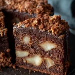Saftiger Schokoladen-Birnenkuchen mit Schoko-Streuseln