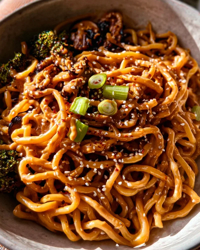 Schnelle Asianudeln mit Erdnusssauce