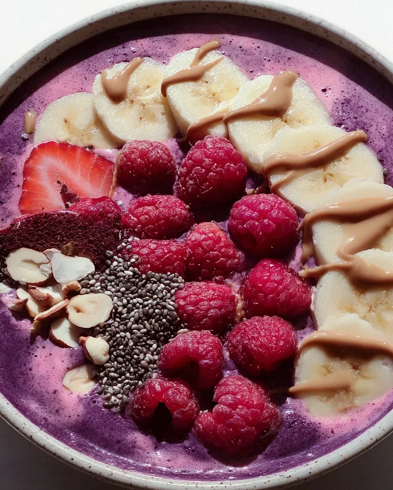 Smoothie Bowl mit Beeren (kalorienarm)