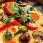 Thai-Kokos-Suppe mit Gemüse