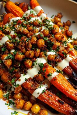 Würzige Ahorn-Röstkarotten mit knusprigen Kichererbsen und Joghurtsauce